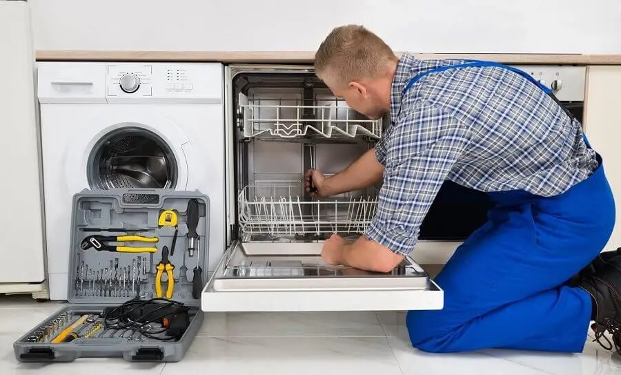 Avcılar Gaggenau servisi teknisyen ekibi beyaz eşya tamiri yaparken